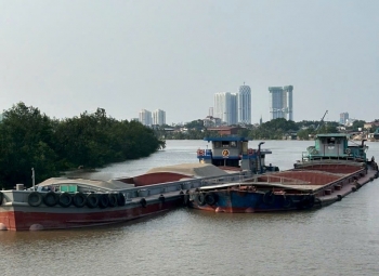 Xử phạt hàng trăm triệu đối với các phương tiện vận chuyển cát không rõ nguồn gốc trên sông Lạch Tray