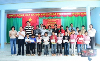 Trao tặng 100 suất quà cho học sinh người dân tộc có hoàn cảnh khó khăn