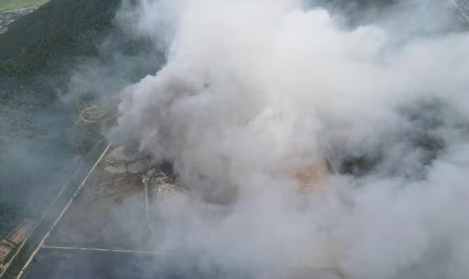 Bãi rác lớn nhất Nghệ An bốc cháy dữ dội, cột khói bốc cao hàng trăm mét