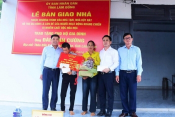 Lâm Đồng: Bàn giao nhà cho con đẻ của người hoạt động kháng chiến bị nhiễm chất độc hóa học