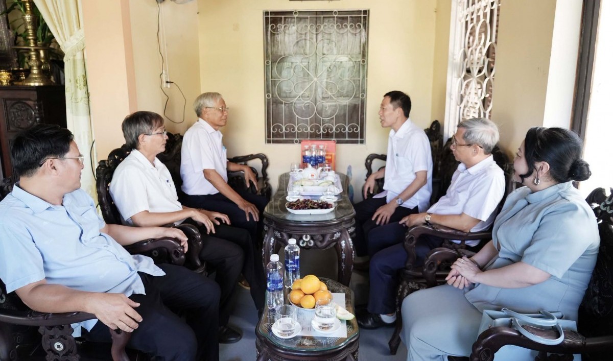 Tp. Huế: Phó Chủ tịch Hà Văn Tuấn thăm và tặng quà gia đình có công với cách mạng