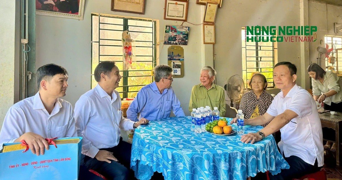 Phó Chủ tịch UBND tỉnh Lâm Đồng thăm, tặng quà gia đình người có công tại xã Đắk Song