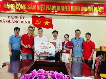Trao tặng “vé tri ân đặc biệt” cho người có công với cách mạng