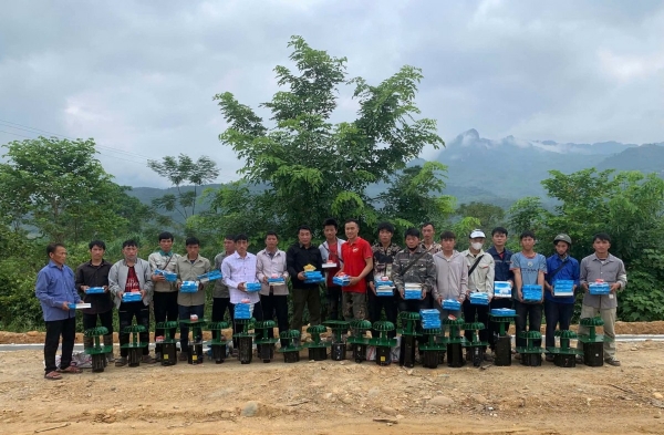 Ánh sáng về với vùng cao Làng Mảnh: Trao tặng 20 máy tua-bin điện nước cho đồng bào H'mông