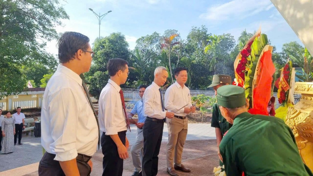 Anh hùng Liệt sĩ