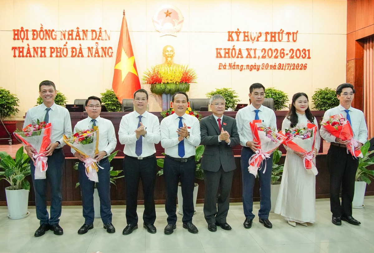 Thường trực HĐND thành phố tặng hoa chúc mừng các cá nhân nhận nhiệm vụ công tác mới.