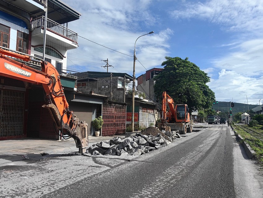 Doanh nghiệp đã huy động máy xúc chuyên dụng, phương tiện cùng nhân lực khẩn trương tiến hành. Ảnh: Duy Tùng