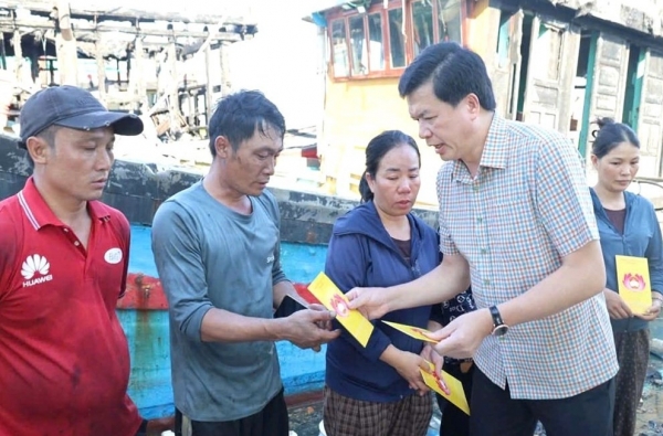 Nghệ An hỗ trợ ngư dân bị thiệt hại sau vụ cháy nhiều tàu cá