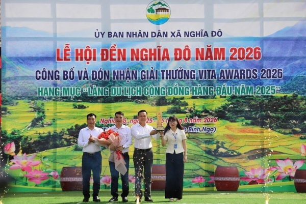 nghia do lao cai ruc ro ngay khai hoi don nhan giai thuong lang du lich hang dau nam 2025