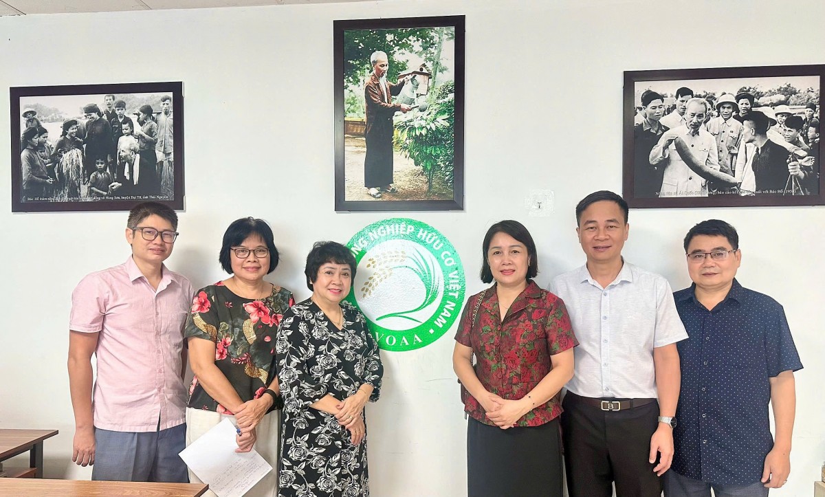 Lãnh đạo Hiệp hội Nông nghiệp Hữu cơ Việt Nam và Liên hiệp các Hội Khoa học và Kỹ thuật tỉnh Sơn La chụp ảnh lưu niệm sau buổi làm việc.