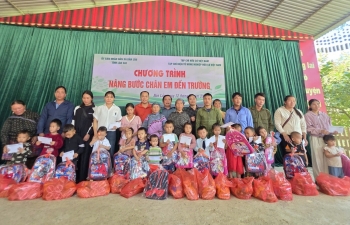 Tạp chí Nông nghiệp Hữu cơ Việt Nam trao quà cho học sinh nghèo vùng cao xã Bản Lầu