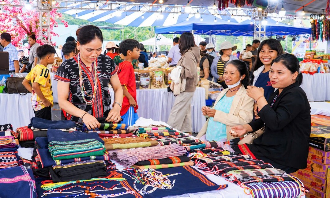dua hang viet ve mien nui mo them dau ra cho nong san dong giang