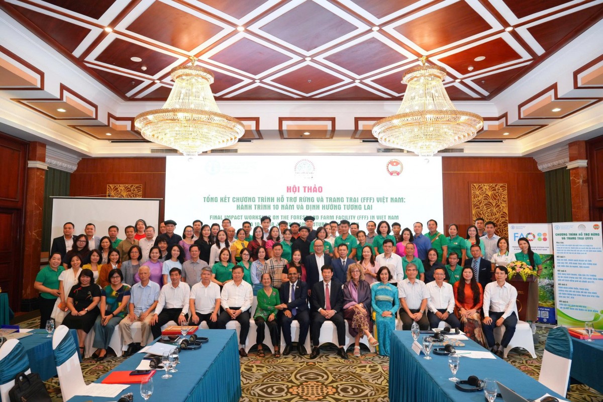 Các đại biểu chụp ảnh lưu niệm tại hội thảo tổng kết 10 năm Chương trình FFF tại Việt Nam