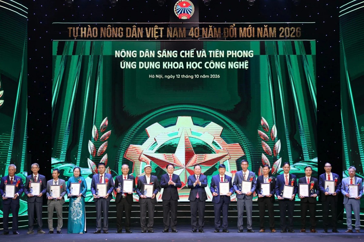 Phó Thủ tướng Hồ Quốc Dũng và ông Nguyễn Phi Long, Phó Chủ tịch Ủy ban Trung ương Mặt trận Tổ quốc Việt Nam trao biểu trưng và chứng nhận cho các Nông dân Việt Nam xuất sắc, tiêu biểu trong sáng chế và tiên phong ứng dụng khoa học công nghệ. Ảnh: BTC