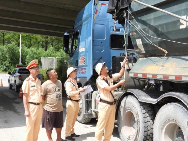 Quảng Trị: Triển khai đợt cao điểm tổng kiểm soát, xử lý xe quá khổ, quá tải, tự ý thay đổi kích thước