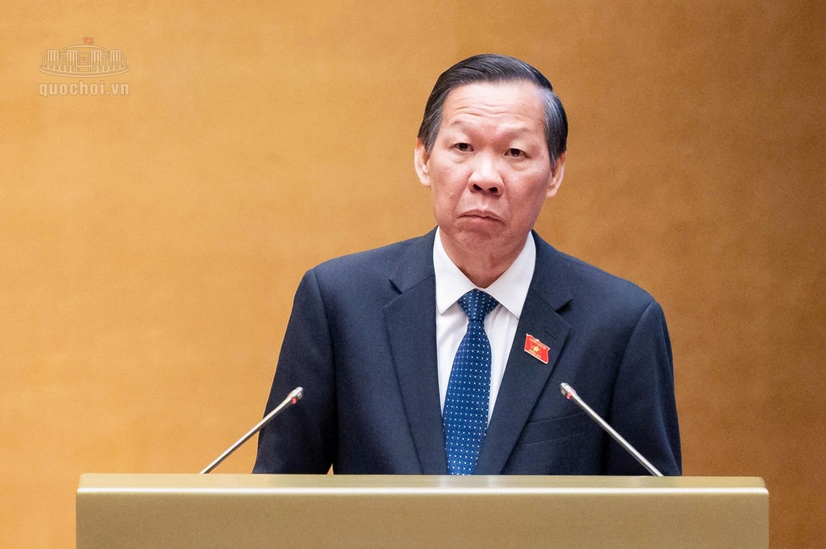 Chủ nhiệm Uỷ ban Kinh tế và Tài chính Phan Văn Mãi trình bày Báo cáo thẩm tra dự án Luật Đất đai (sửa đổi). Ảnh: quochoi.vn