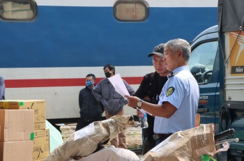 Phát hiện lượng lớn hàng hóa nghi nhập lậu tại Ga Hà Nội